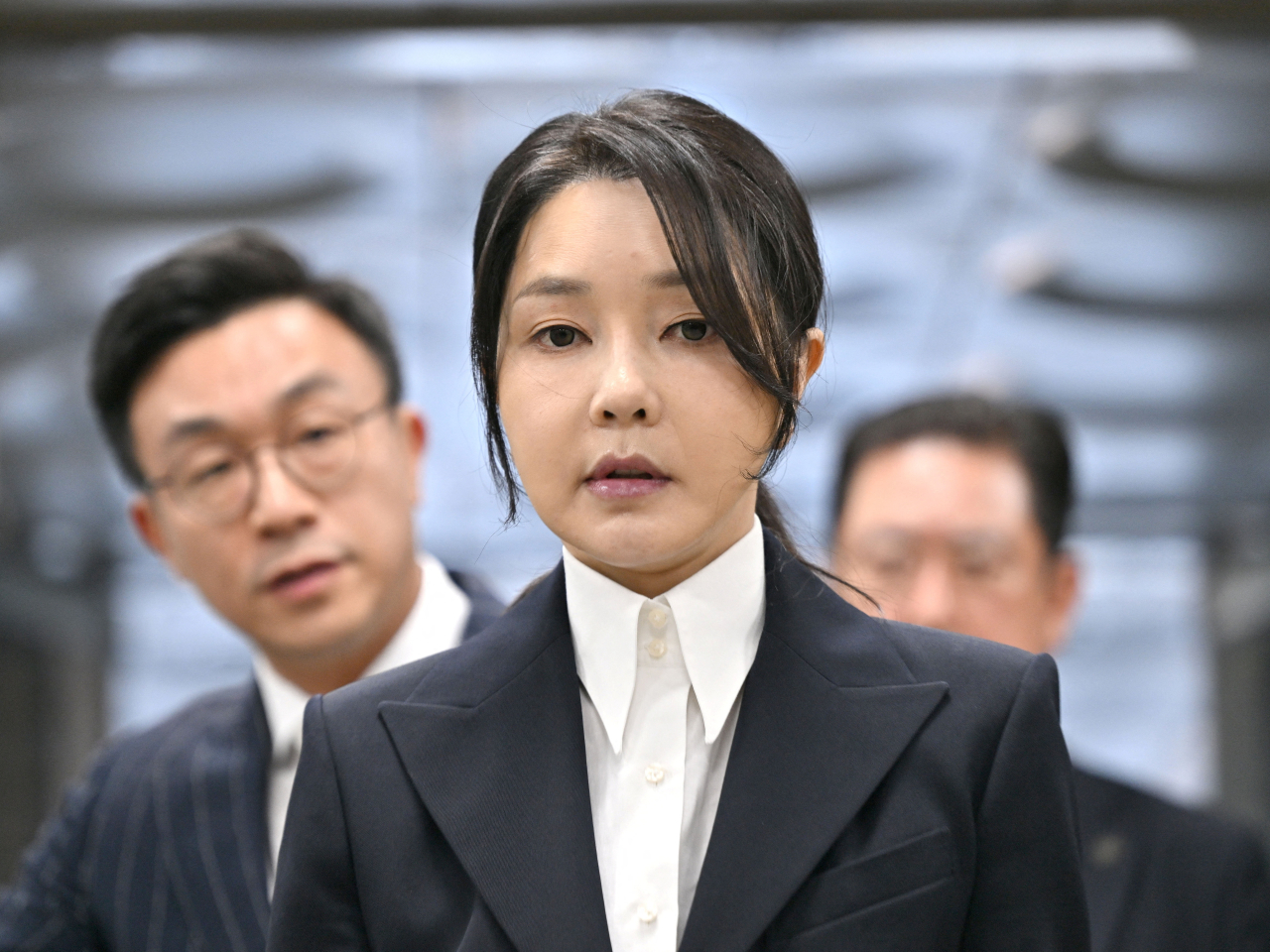 法院昨日開庭進行逮捕必要性審查，金建希出庭。（路透社）