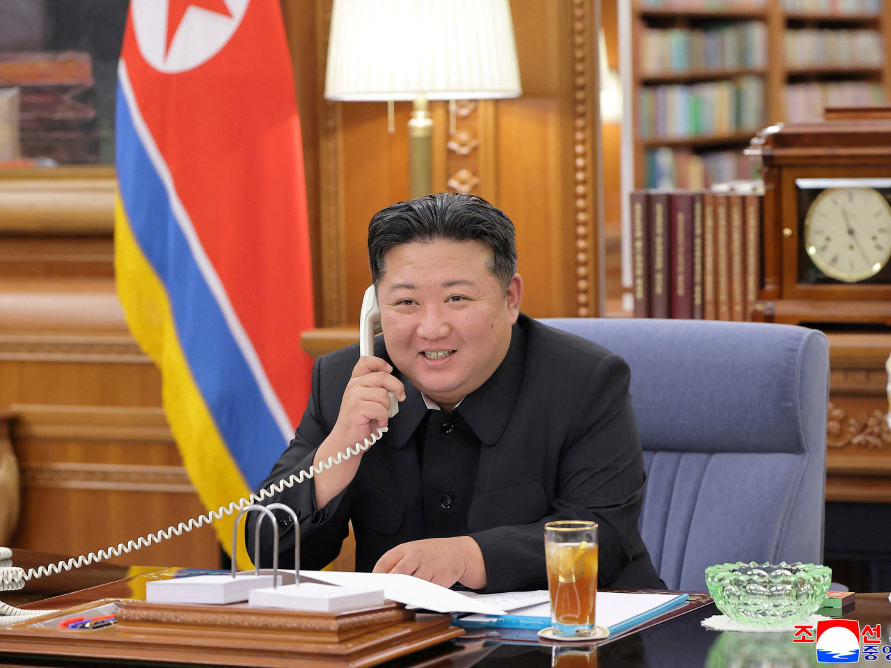 北韓傳媒報道金正恩與普京通電話的消息。（路透社）