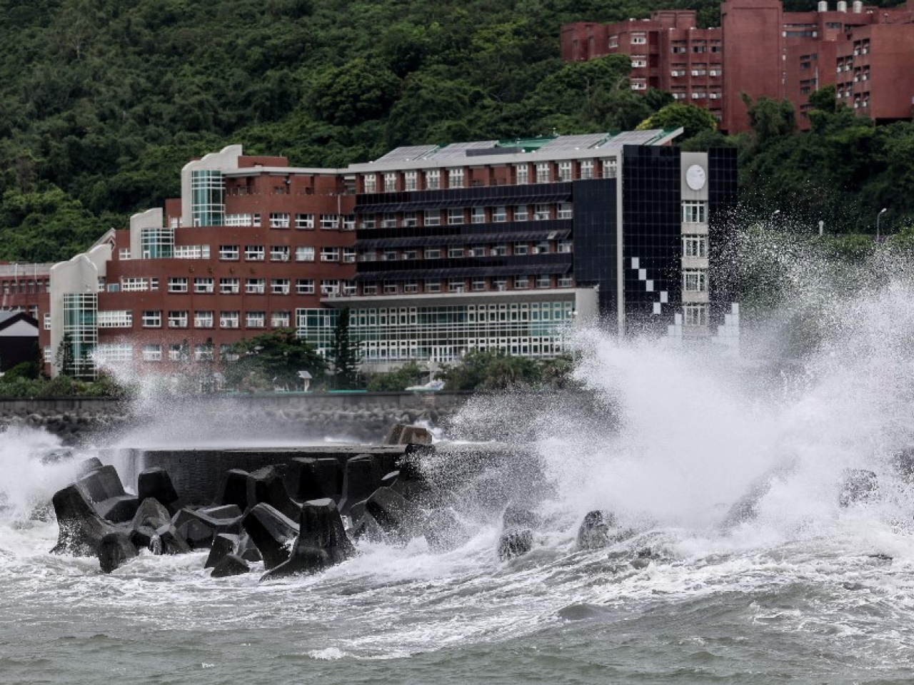 楊柳逐漸接近台灣，海浪拍打高雄海岸。（法新社）
