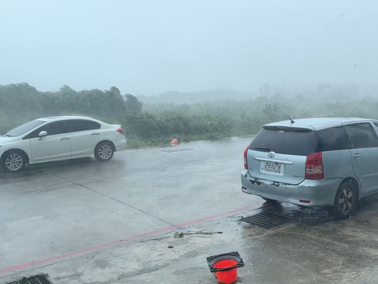 台灣綠島風雨明顯加劇。（路透社）