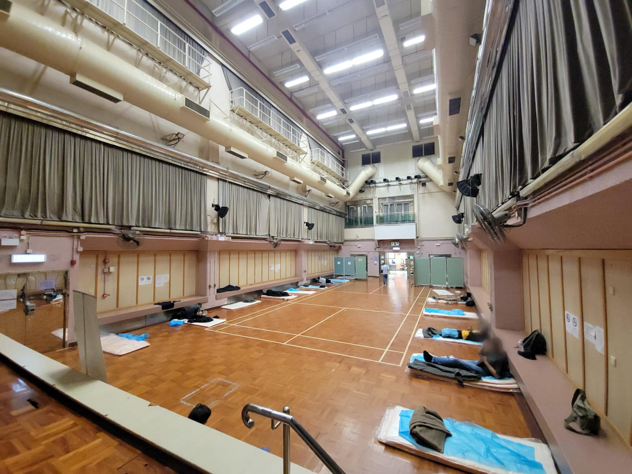 當局表示，若中心通宵開放予避暑人士登記使用，會供應被鋪及休息的地方。（民政事務總署社交網站截圖）
