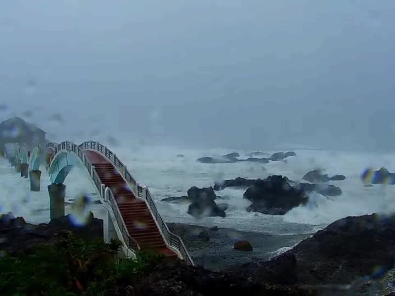 楊柳吹襲台灣期間，台東沿海地區大浪拍岸。（路透社）