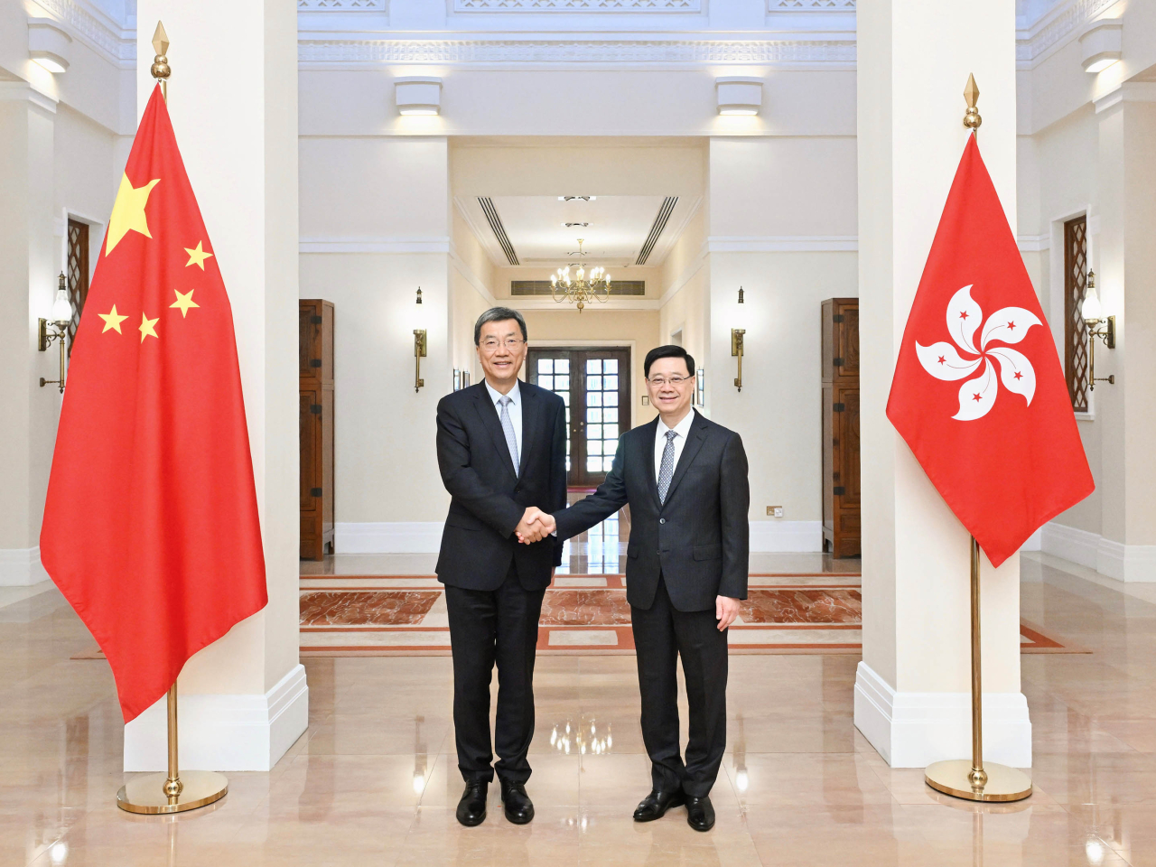 李家超在禮賓府與教育部部長懷進鵬（左）會面。（政府新聞處）