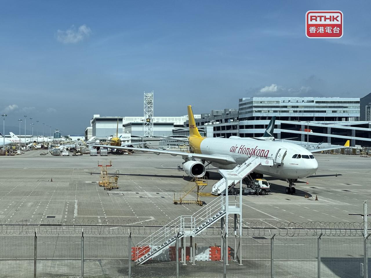 根據協議，國泰向DHL供應2400噸可持續航空燃油，用於從三個亞洲機場起飛的貨運航班，由國泰旗下的香港華民航空營運。（趙嘉駿攝）
