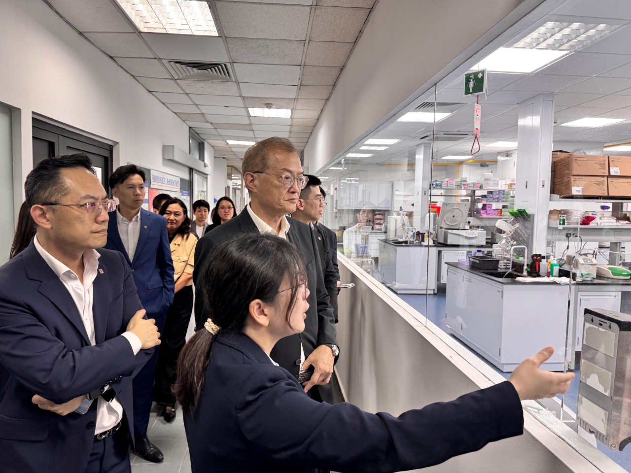 醫務衞生局局長盧寵茂教授（中）率領代表團到新加坡參觀新加坡衞生科學局的生物製劑實驗室。（政府新聞處）