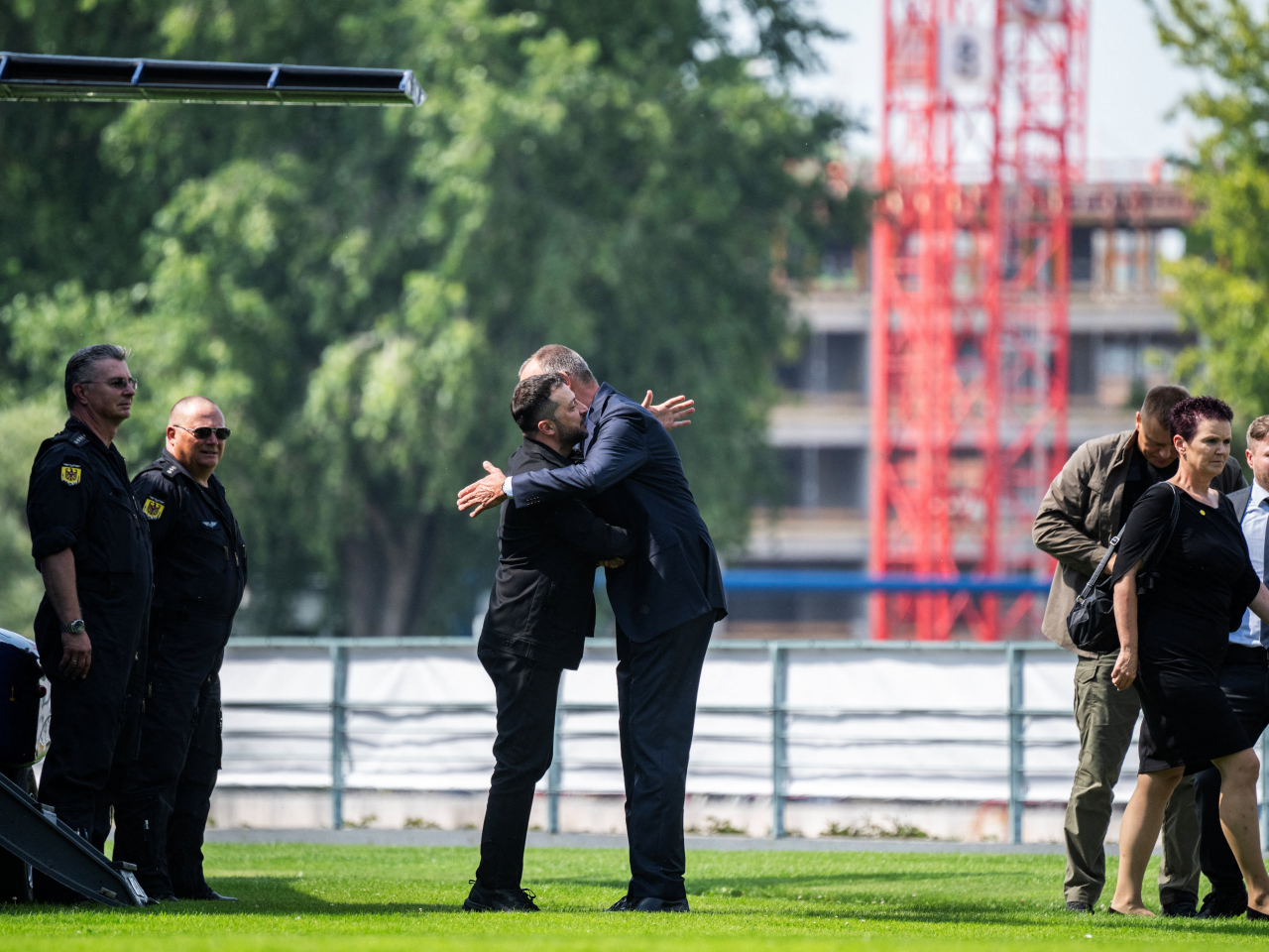 German Chancellor Friedrich Merz welcomes Ukrainian President Volodymyr Zelensky upon his arrival in Berlin. Photo: Reuters