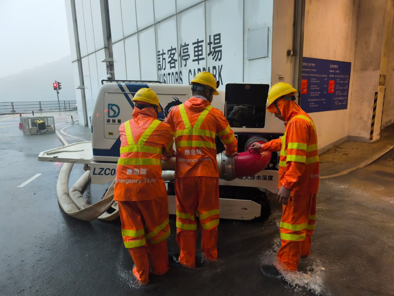 渠務署表示，緊急應變隊已到達薄扶林道，在強力排水機械人「龍吸水」協助下，現正處理水浸個案。（渠務署社交網頁）