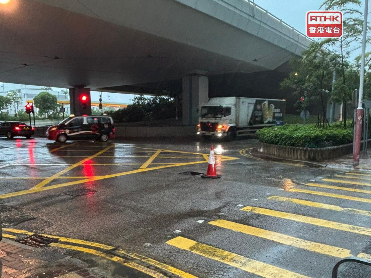 天文台表示，大嶼山及港島中西區有大暴雨，有可能出現嚴重水浸。（周國安攝）