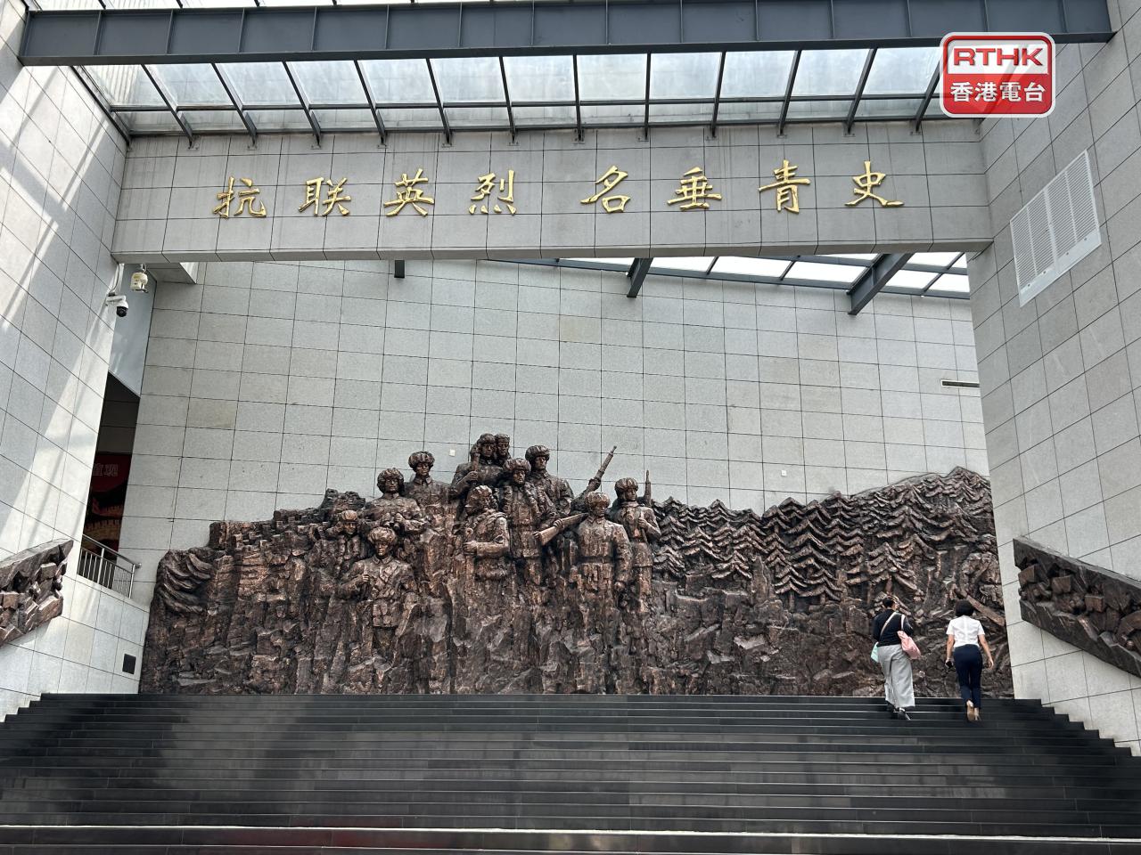 東北抗聯史實陳列館門前的抗戰軍人群像雕塑。（鄧穎琳攝）