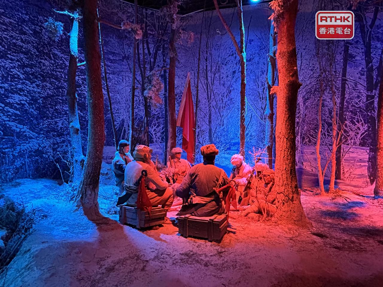 東北抗聯史實陳列館模擬抗日戰士在寒冬下生火取暖情景。（鄧穎琳攝）