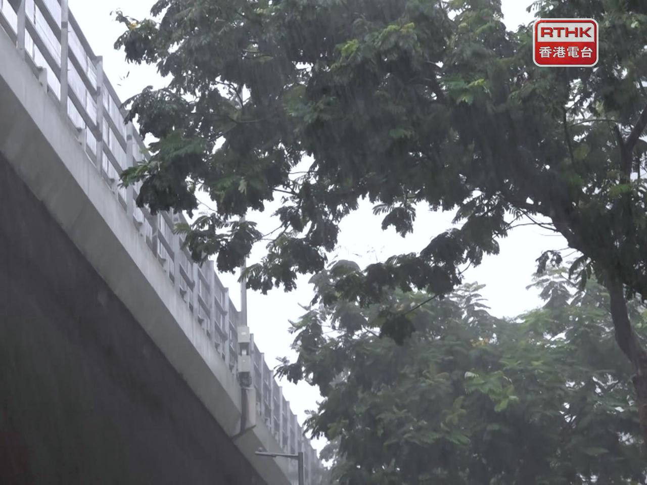 由午夜至上午10時，多處地區錄得超過100毫米雨量。（林紹鋒攝）