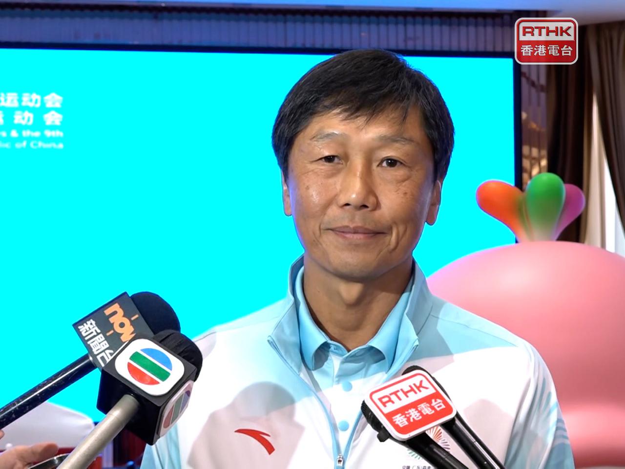楊德強表示，香港及內地賽區分別以香港身份證及回鄉證辦理登記，市民可以填報親友資料，協助購買多張門票。（港台圖片）