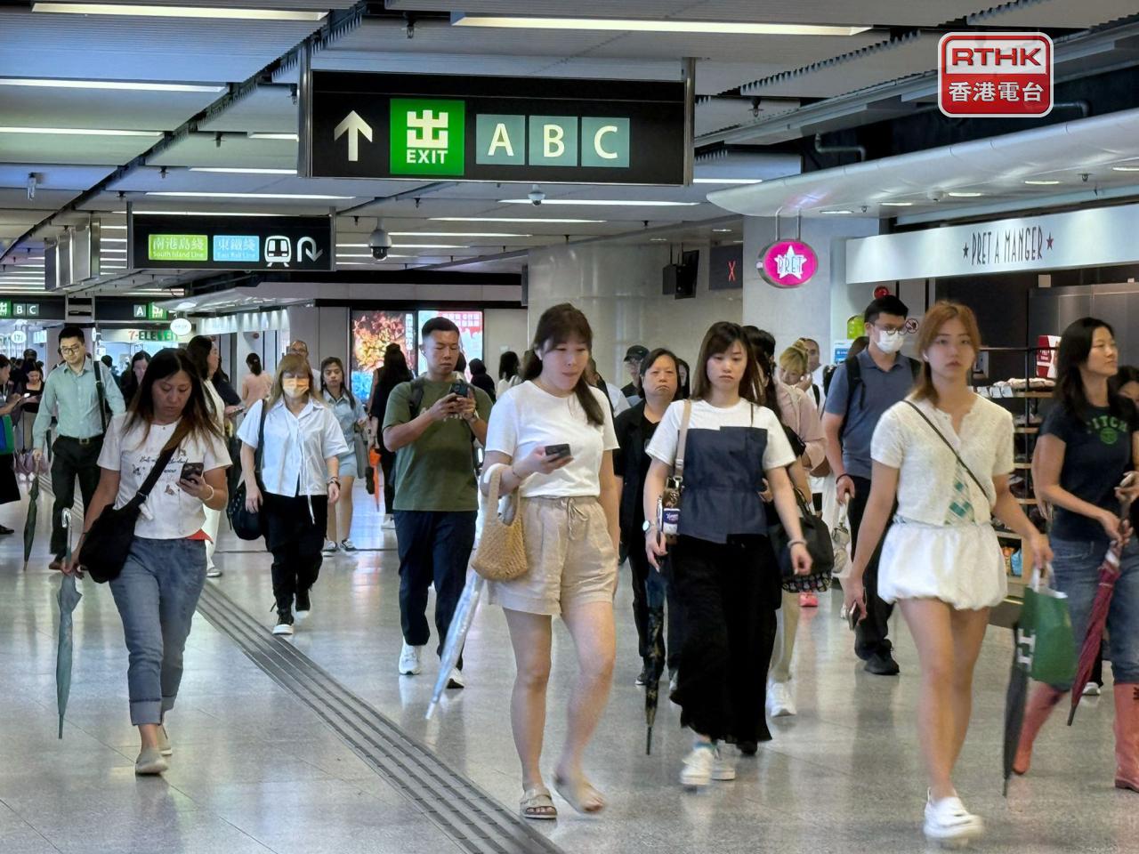 大批市民近中午時分陸續上班。（盧紫菁攝）