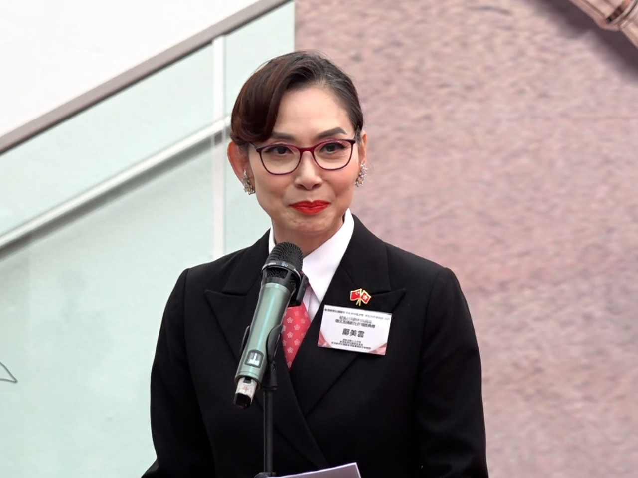 港區全國人大代表鄺美雲形容參賽者用鏡頭和文字記錄抗戰事跡，是愛國主義教育最生動的課堂。（施華駿攝）