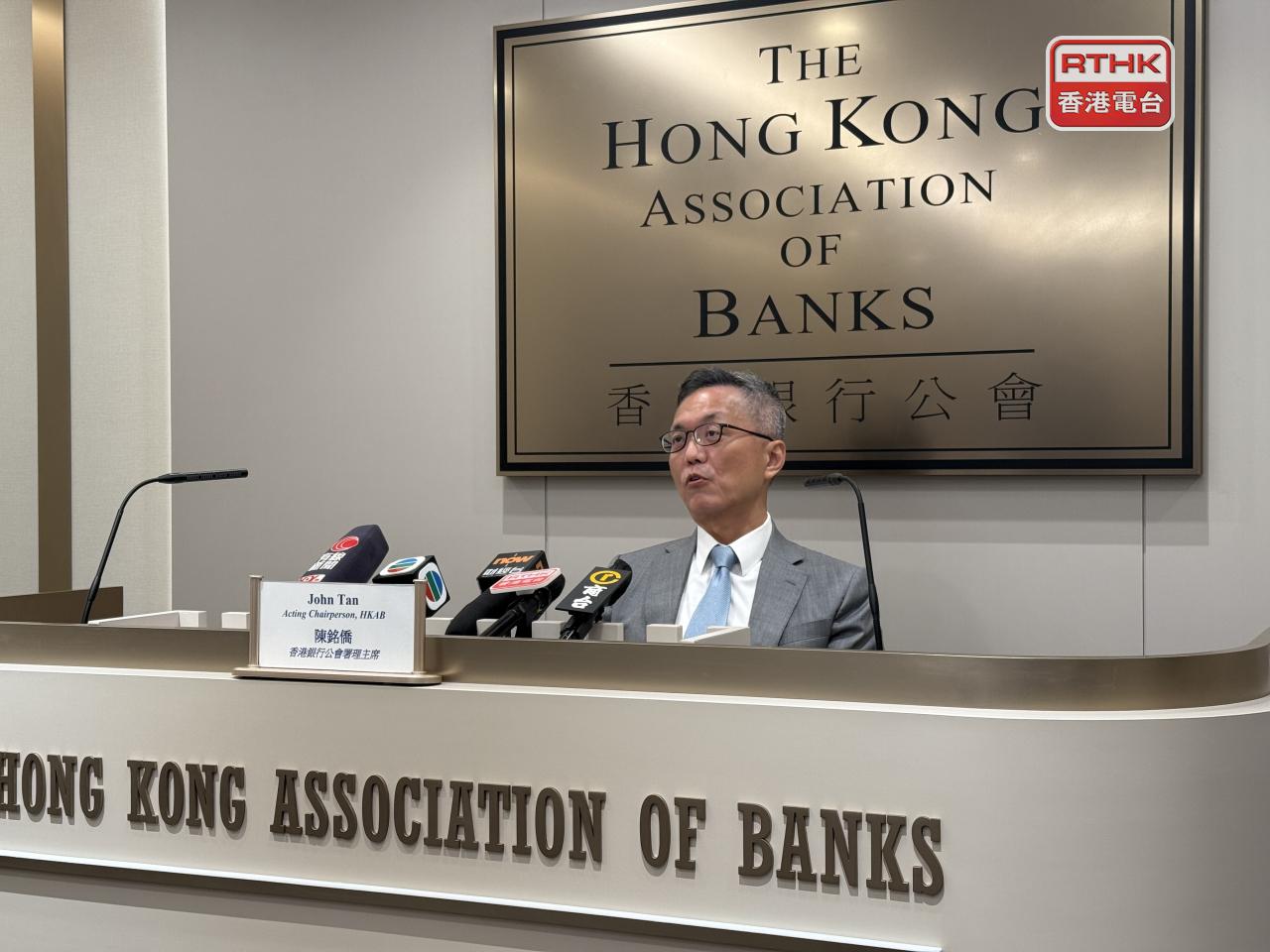 陳銘僑表示本港銀行業資本充足率較高，有能力承受較大市場波動。（趙嘉駿攝）
