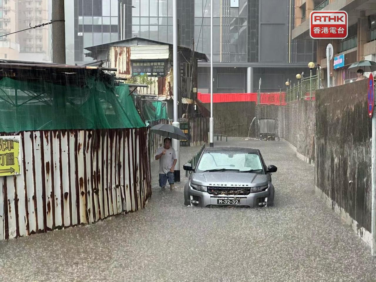 澳門氹仔下午受暴雨天氣影響，車和人經過低窪地區都要涉水而過。（鄭月明攝）