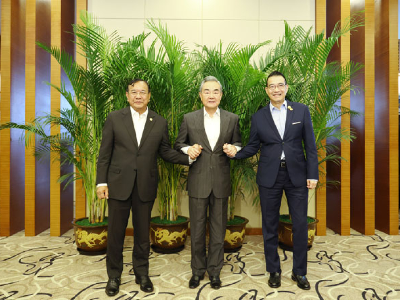 王毅昨日與柬埔寨副首相兼外交大臣布拉索昆，以及泰國外長瑪里在雲南安寧茶敘。（外交部網站圖片）