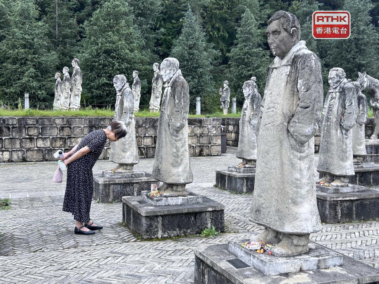 松山戰役舊址設有中國遠征軍雕塑群，包括將軍、跪射兵、在世老兵、夏裝士兵、戰馬等。（鄧穎琳攝）