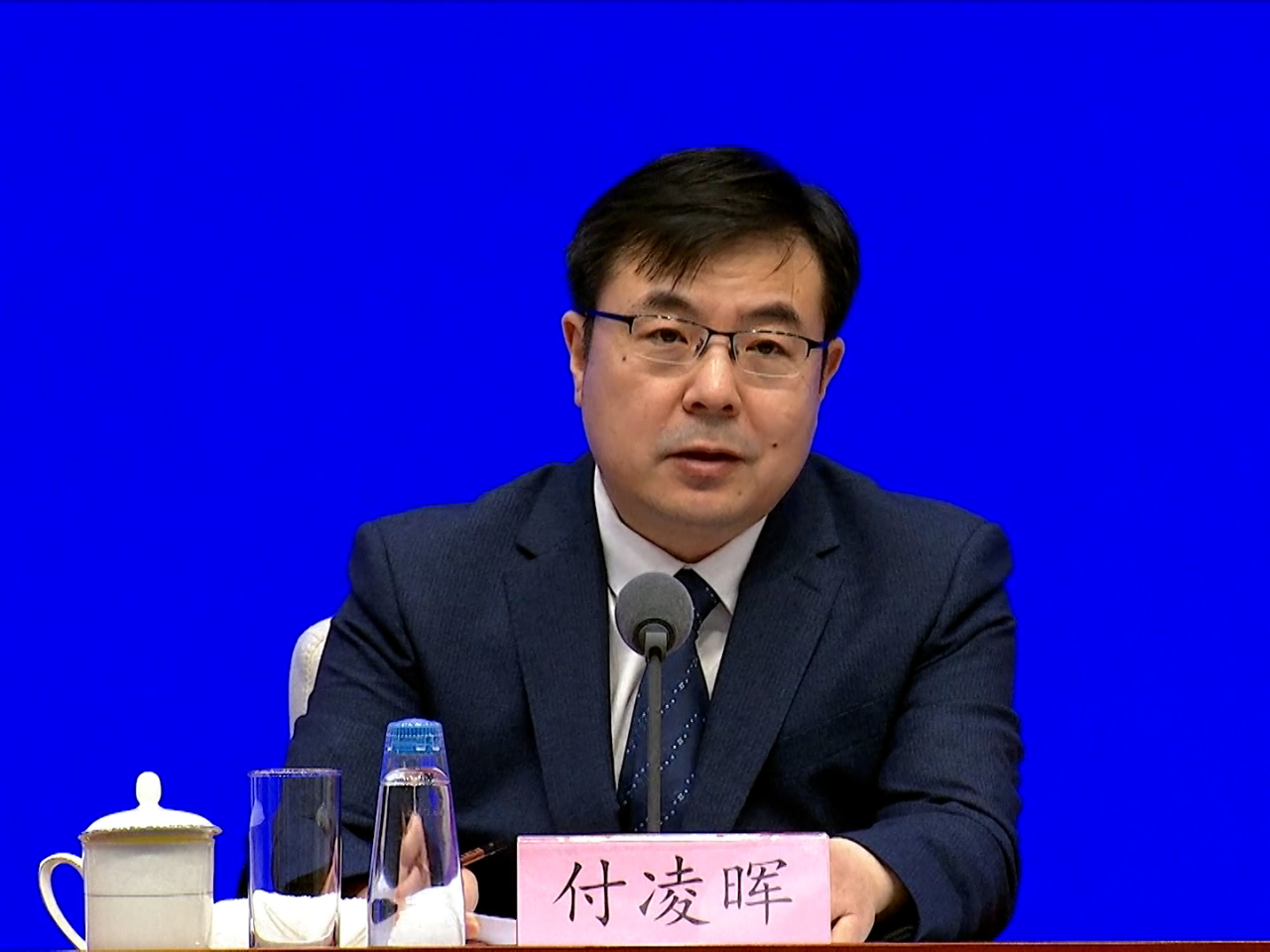 國家統計局新聞發言人付凌暉稱內地經濟保持穩中有進發展趨勢，消費擴大趨勢沒變。（央視截圖）