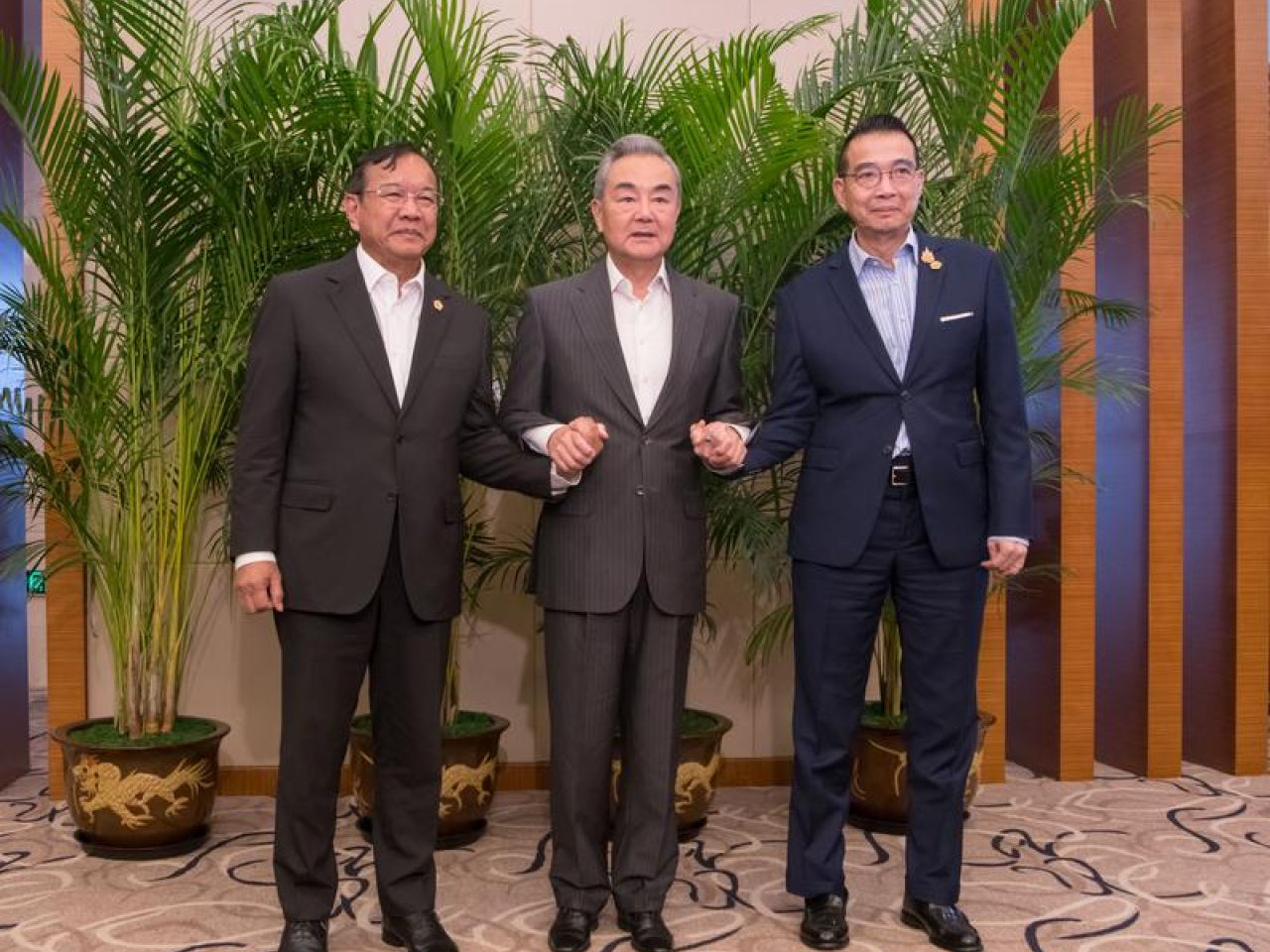 王毅在雲南主持瀾湄合作第十次外長會，強調正視歷史才能獲得尊重。（新華社）