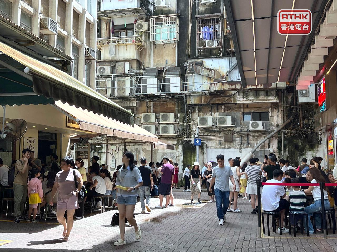澳門為優化中小企營商環境，即日以試點式開始接受符合條件的餐廳、酒吧等申請露天茶座准照。（鄭月明攝）