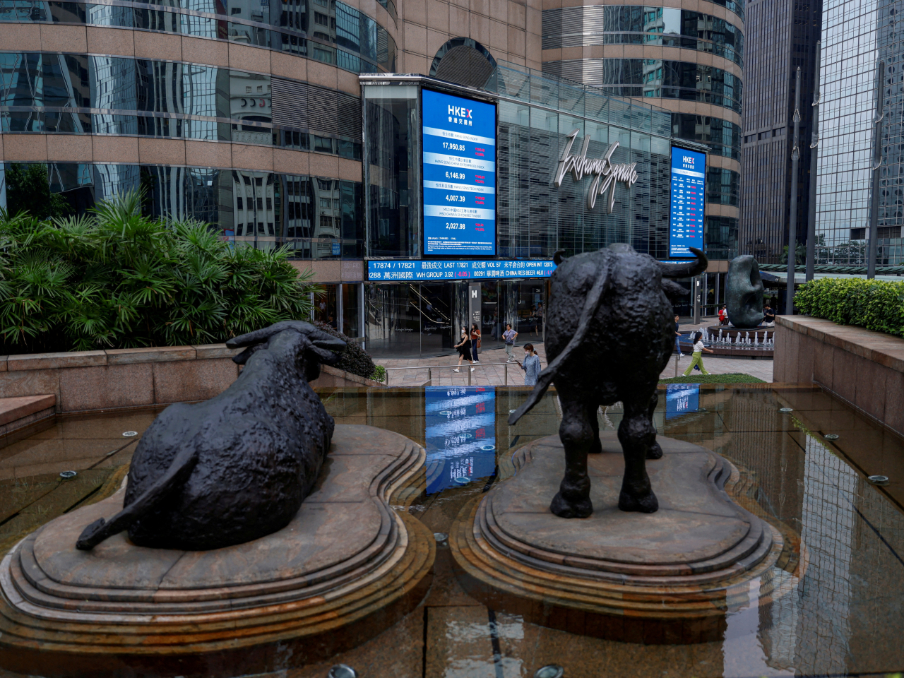 The Hang Seng Index ended down 249 points, or 0.98 percent, at 25,270 on Friday. File photo: Reuters