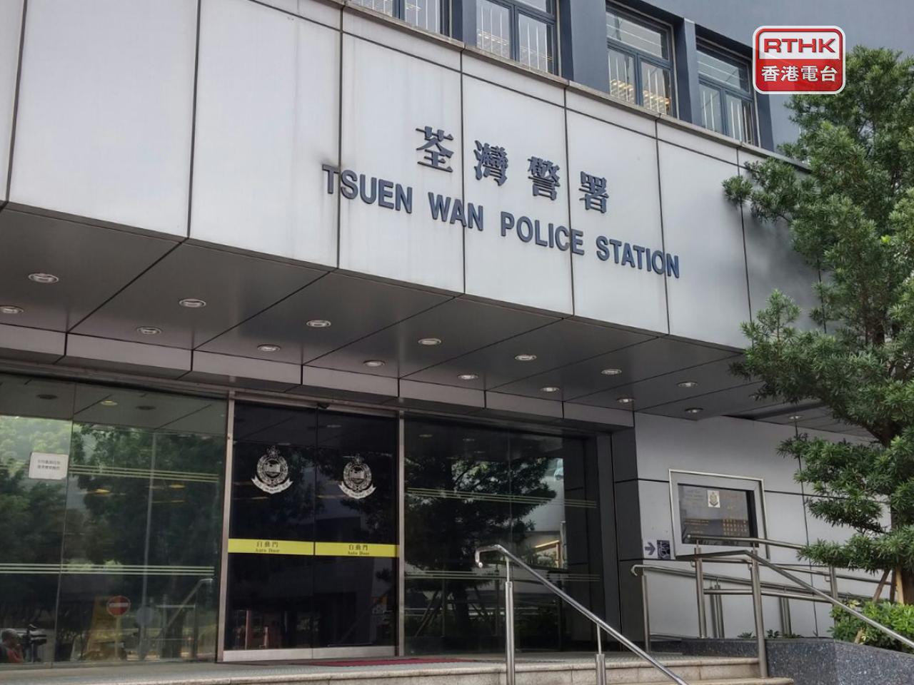 荃灣警署一名男警員，為佩槍上彈時走火，無人受傷。（港台圖片）