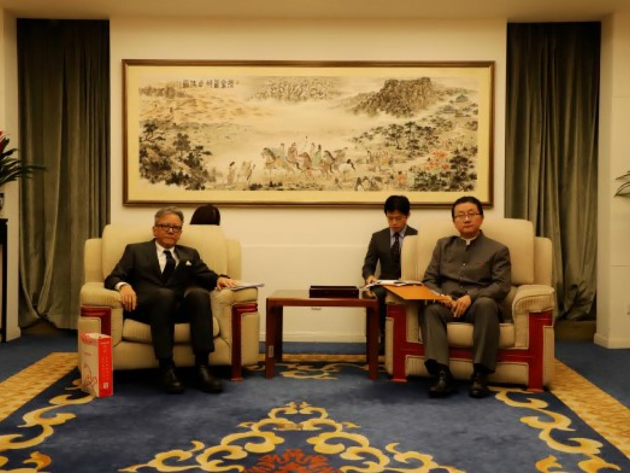 外交部亞洲司司長劉勁松（右）約見日本駐華使館首席公使橫地晃。（外交部圖片）