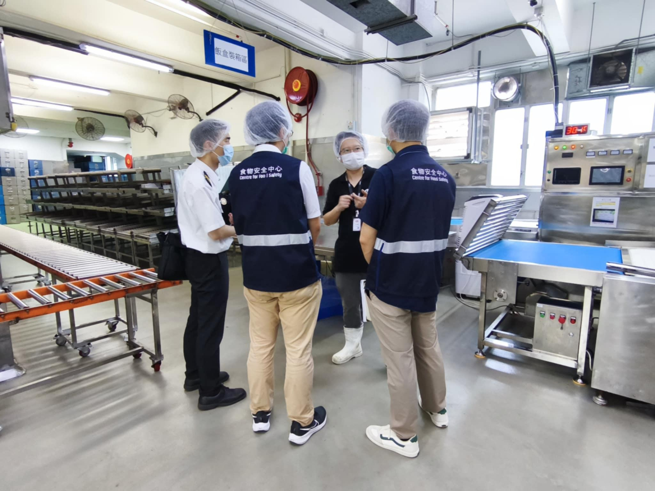 食環署食物安全中心及環境衞生部巡查全港各區持牌食物製造廠。（政府新聞處）