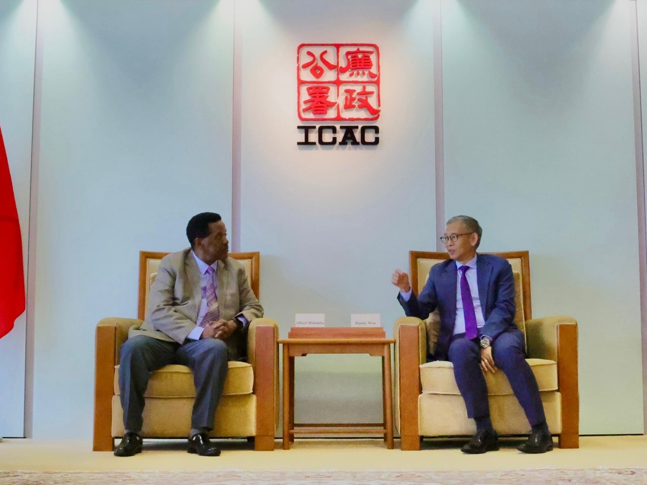 廉政專員胡英明(右)與肯尼亞道德和反腐敗委員會專員Colonel (Rtd) Alfred Mshimba會面。（廉政公署網站圖片）