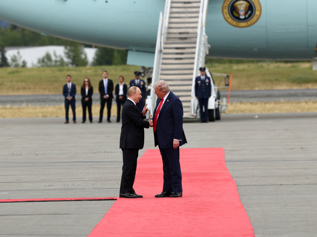 US President Donald Trump shakes hand with Russian President Vladimir Putin. Photo: Reuters