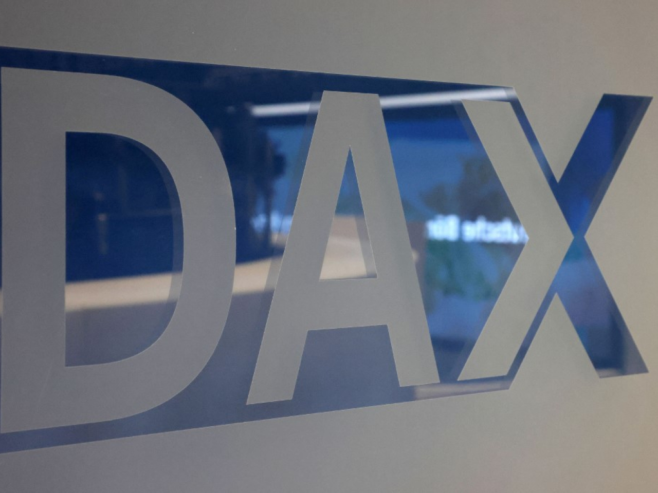 德國DAX指數收報24359點，跌18點，跌幅0.07%。（法新社資料圖片）