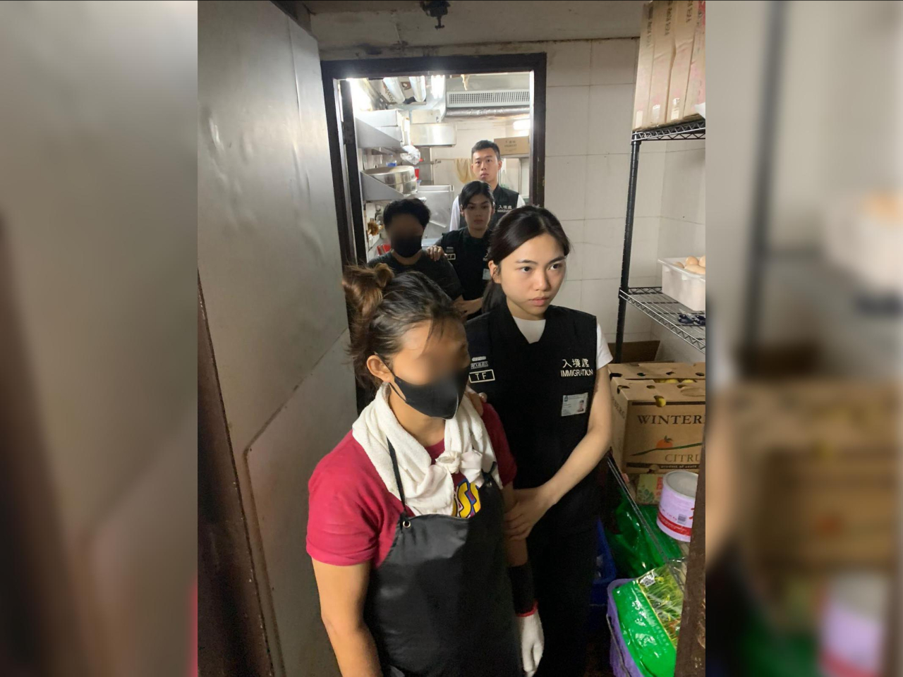 入境處分別在食肆及雜貨店拘捕有關人士。（入境處提供）