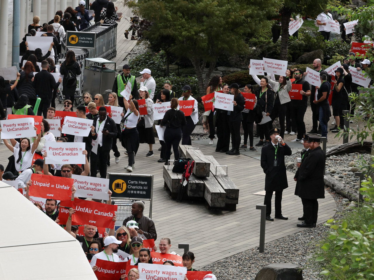Air Canada's cabin crew hold a strike at Vancouver International Airport. Photo: Reuters