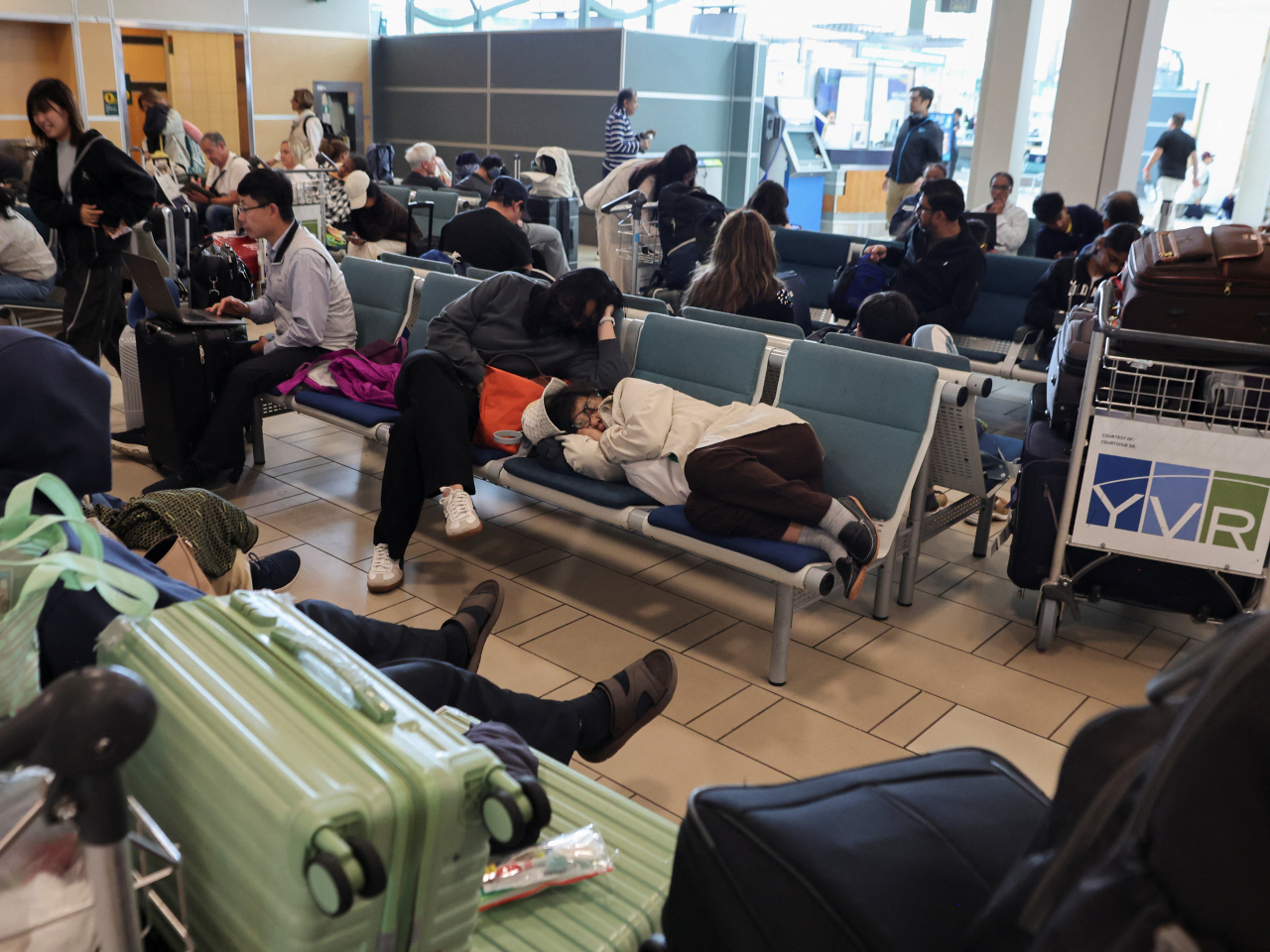 加航空中服務員罷工，導致航班取消。在溫哥華國際機場，大批旅客滯留。（路透社）