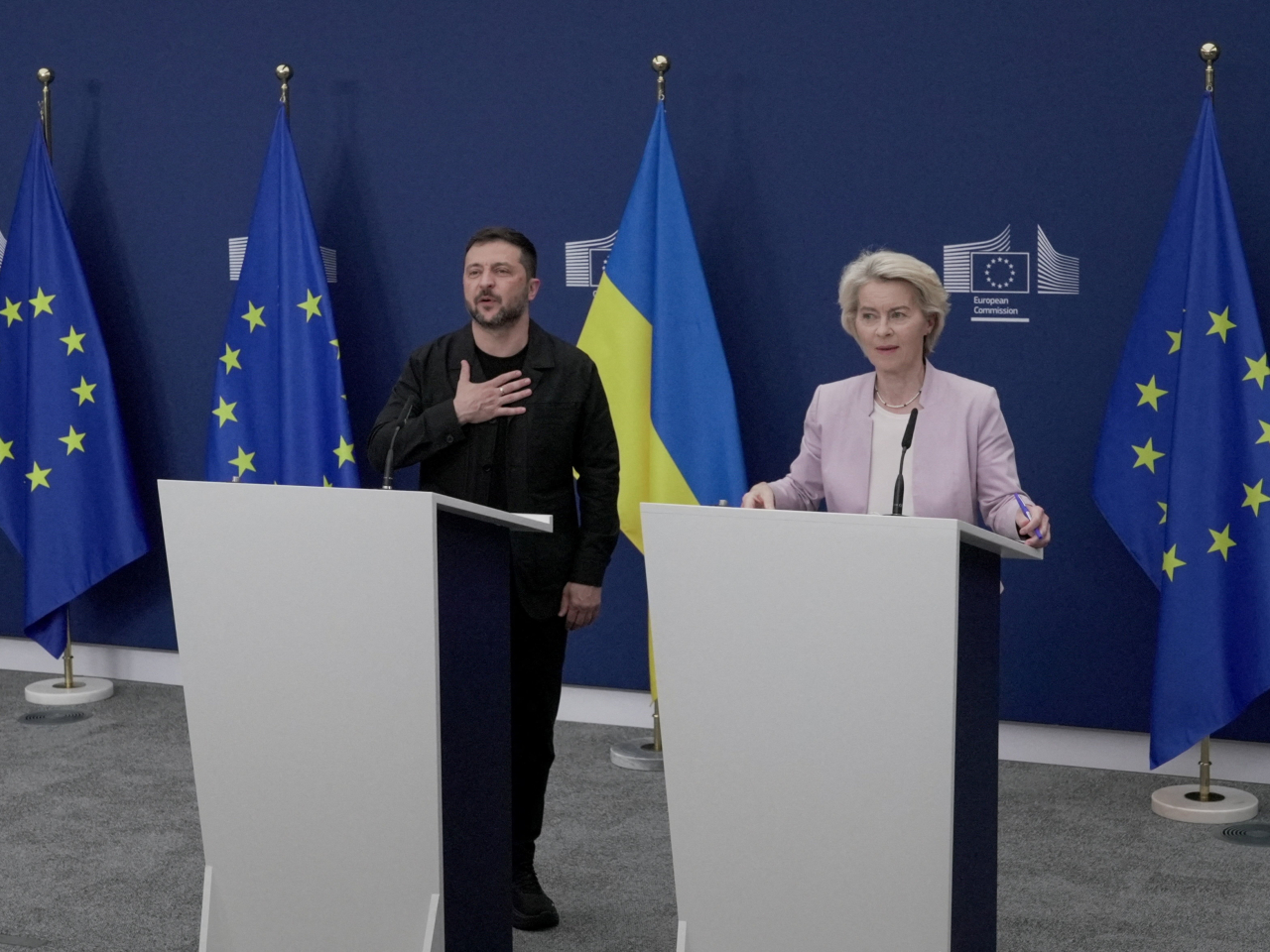 Volodymyr Zelensky (left) will meet US President Donald Trump in Washington on Monday, accompanied by Ursula von der Leyen (right) and other European leaders. Photo: Reuters
