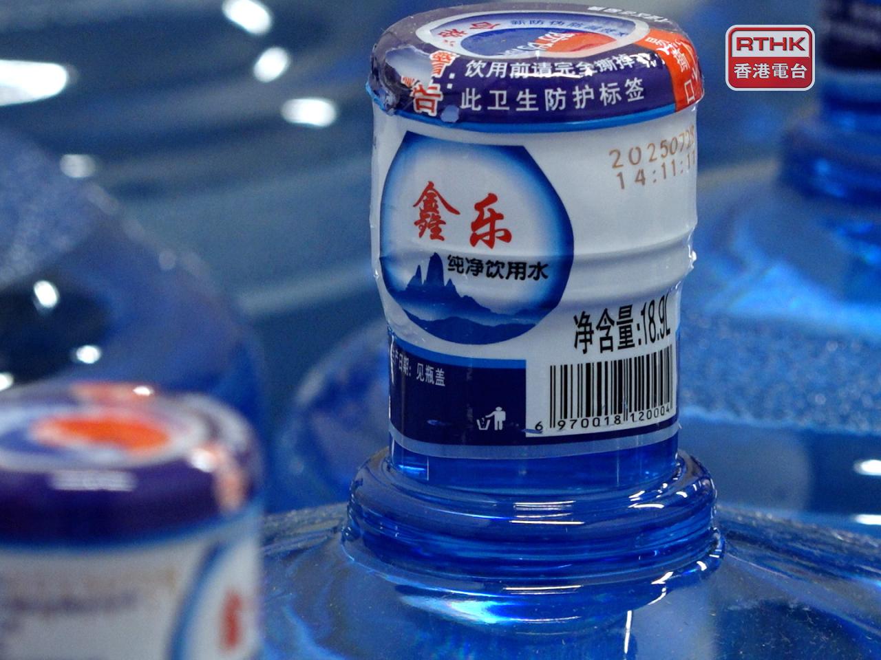 警方聯同海關下午舉行記者會，簡介一宗詐騙案件，懷疑與樽裝飲用水供應商涉及違法行為有關。（港台圖片）