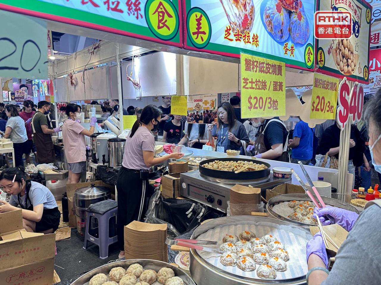 有市民認為今日的價錢更優惠，產品總體較去年便宜。（實習記者鄒潔怡攝）