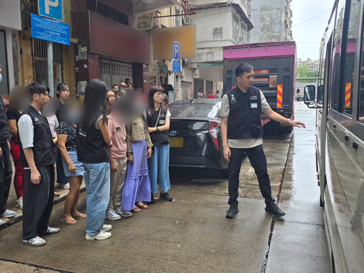 處方表示，6名被捕人士為同鄉外傭提供牙科服務，但並無接受過任何正式牙科訓練。（入境處提供）