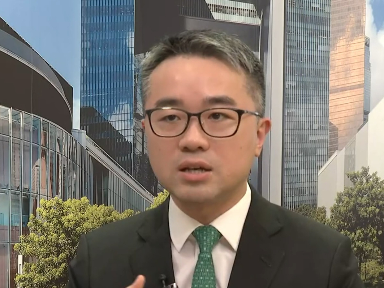施俊輝說，政府的人口和學位估算規劃，一直把雙非學童計算在內。（政府新聞處）