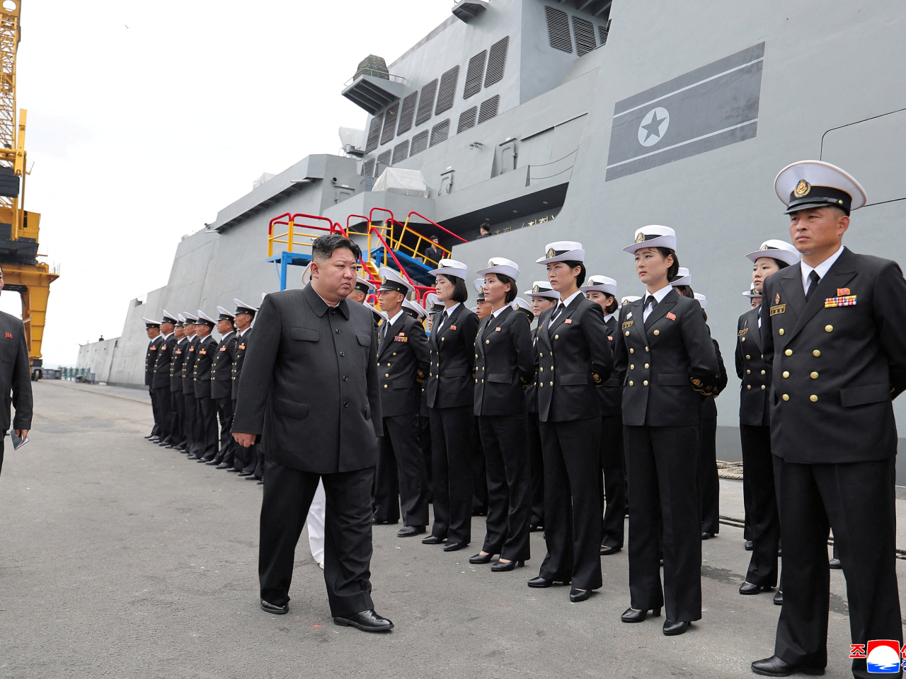 金正恩訪問平安南道南浦造船廠，視察北韓第一艘5000噸級新型驅逐艦「崔賢」號武器系統運營測試過程。（路透社）
