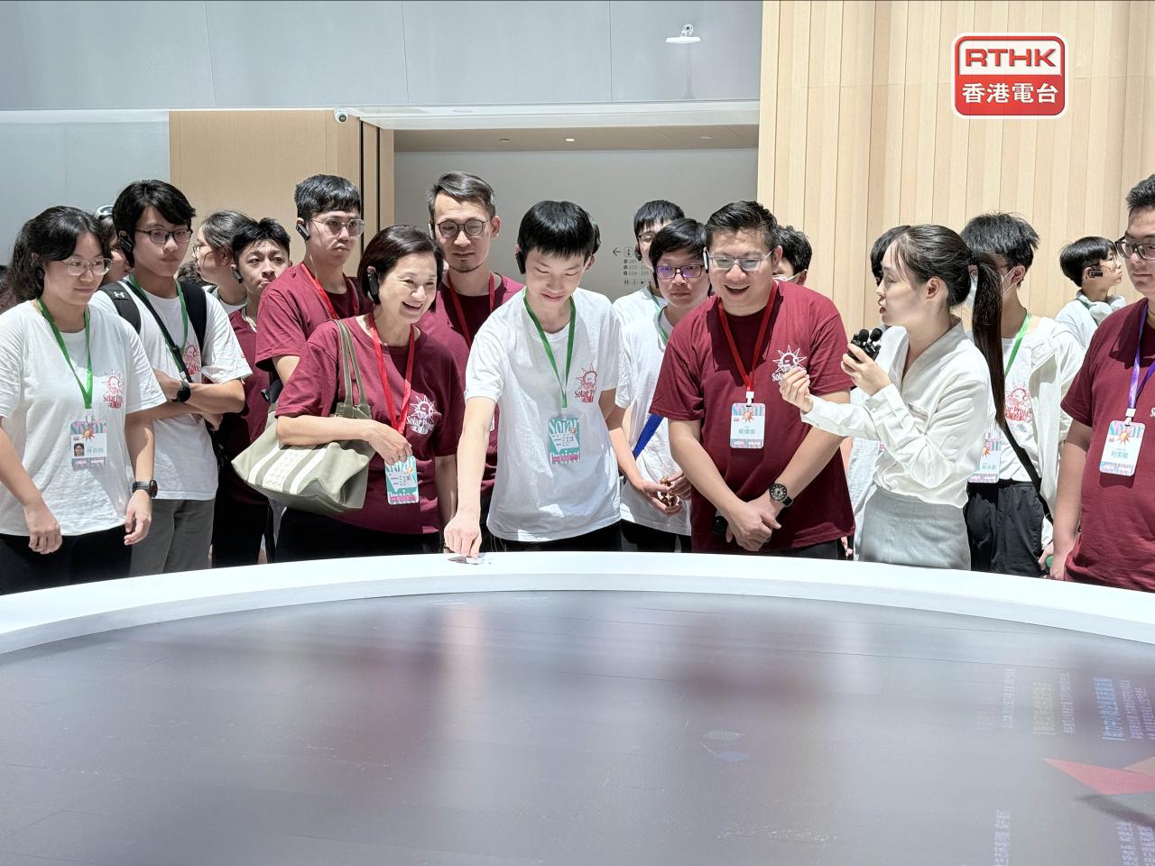 交流團參觀阿里巴巴訪客中心，了解公司如何運用人工智能等。（黃貝紋攝）