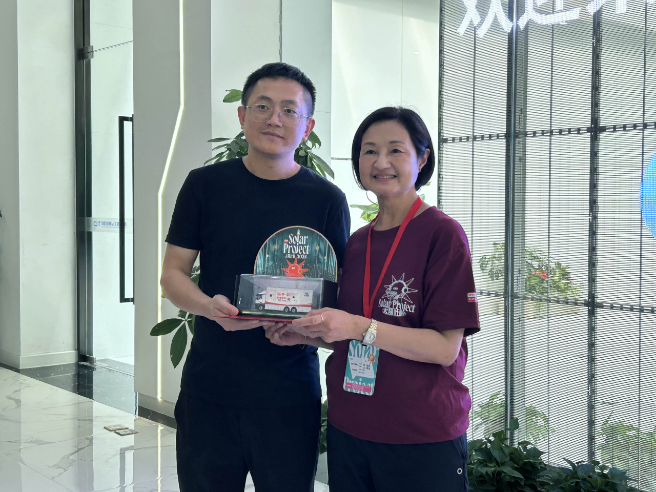 Angelina Kwan presents a souvenir to a representative of the BrainCo startup during the visit. Photo: RTHK
