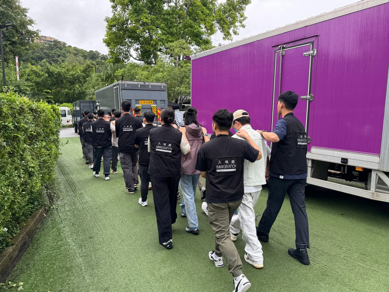 入境處拘捕21名懷疑非法勞工及3名涉嫌聘用非法勞工的僱主。（入境處提供）