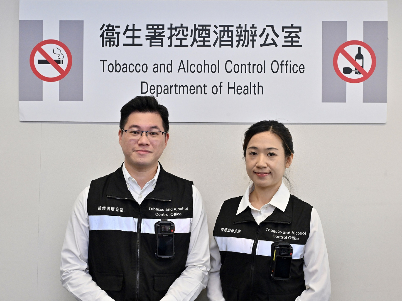 隨身攝錄機會由身穿制服的控煙酒督察掛於身上當眼處。（政府新聞處）