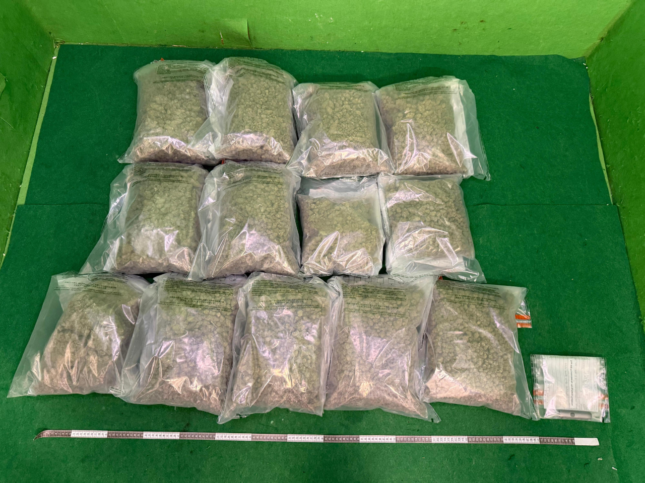海關於機場檢獲約四百四十萬元懷疑大麻花。（政府新聞處）