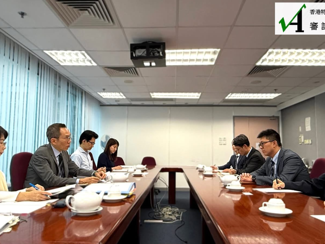 帳目審計科人員下午與物流署署長陳嘉信（左二）等人員會面。（審計署社交網頁）