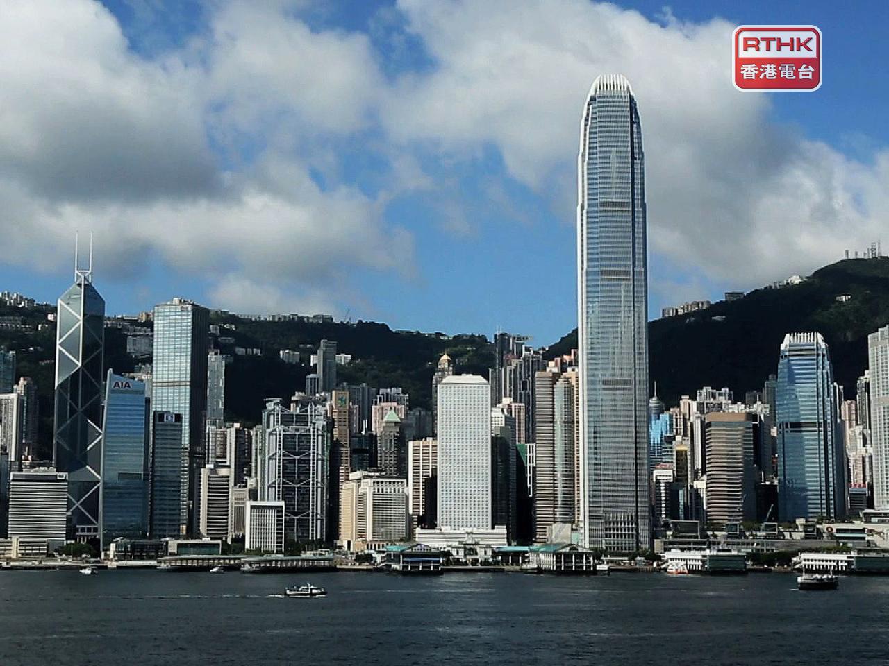 顏汶羽說，不能忽視主要經濟行業失業率上升情況；吳卓殷認為，數字反映不同行業的經濟復蘇步伐不平均。（港台圖片)