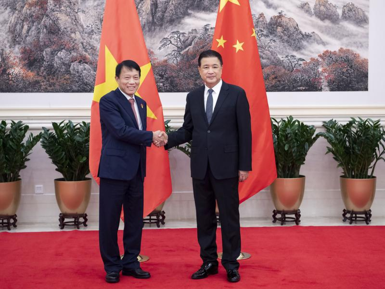王小洪（右）去年8月曾在北京與梁三光會面。（新華社資料圖片）