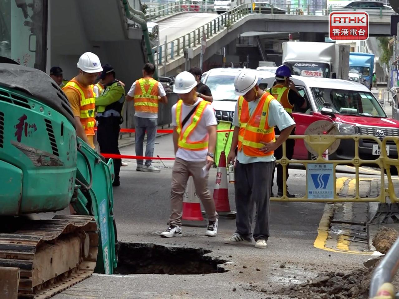 水務署預計下午完成路面緊急修復工程，重開受影響的行車線。（陳感恩攝）
